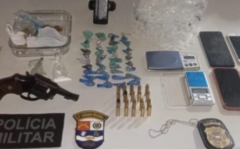 Ação conjunta da PM e PJC localiza faccionados e apreende arma de fogo e entorpecentes