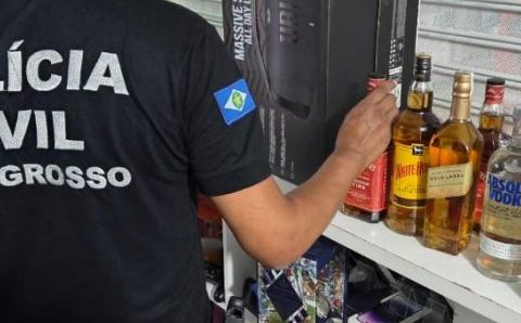 Polícia Civil apreende 444 garrafas de bebidas destiladas falsificadas no Shopping Popular em Cuiabá