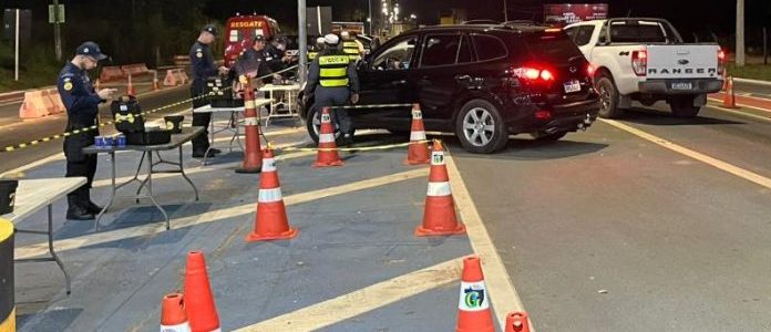 Operação Lei Seca prende condutores alcoolizados e remove 12 veículos na MT-251
