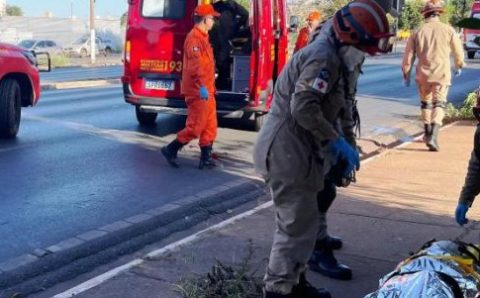 Corpo de Bombeiros socorre vítimas após colisão de carro em poste em Cuiabá