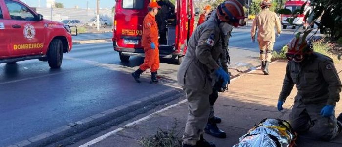 Corpo de Bombeiros socorre vítimas após colisão de carro em poste em Cuiabá