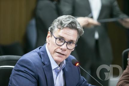 Novo ‘flerta’ com secretário de Mendes