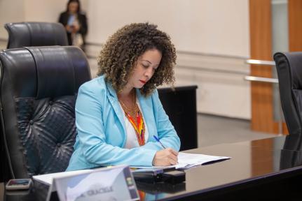 Deputada apresenta PL para garantir afastamento remunerado servidoras vítimas de violência