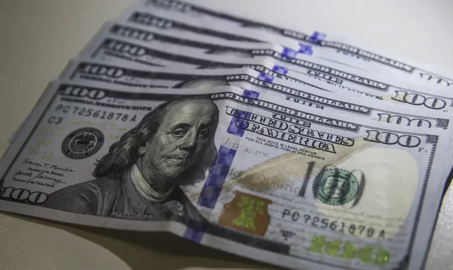 Dólar fecha praticamente estável, a R$ 5,54, mas sobe 2,26% na semana