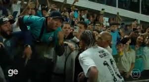 Torcedores do Santos protestam na Vila após derrota, e Neymar discute com fã
