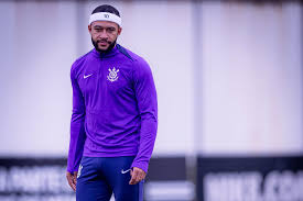 Memphis falta a treino, e Corinthians aguarda justificativa do holandês