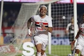Luciano brilha, São Paulo vence Corinthians e se afasta do Z4 do Brasileirão