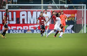 Vitória vence Bragantino pelo Brasileiro e empurra Santos para a zona de rebaixamento