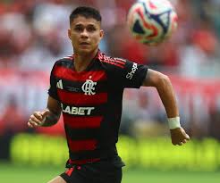 São Paulo tenta evitar lei do ex contra destaque do Flamengo na temporada