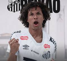 Arão revela que recusou outras propostas e diz como experiência na Europa pode ajudar o Santos