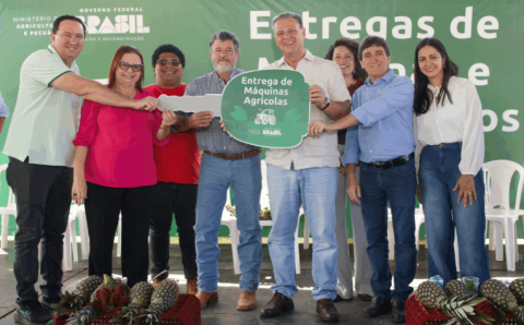 MT:  Fávaro entrega máquinas e equipamentos para agricultura familiar em Tangará da Serra e região