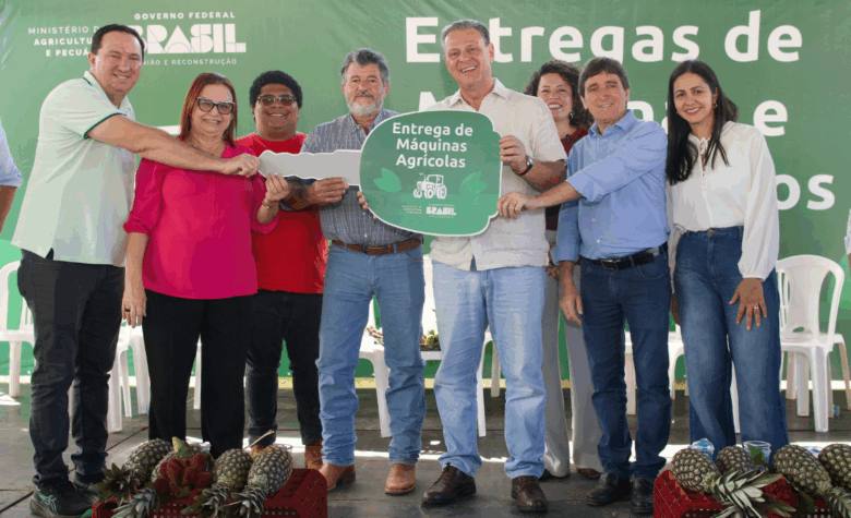 MT:  Fávaro entrega máquinas e equipamentos para agricultura familiar em Tangará da Serra e região