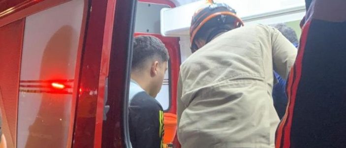 Corpo Bombeiros socorre duas vítimas após carro bater em poste