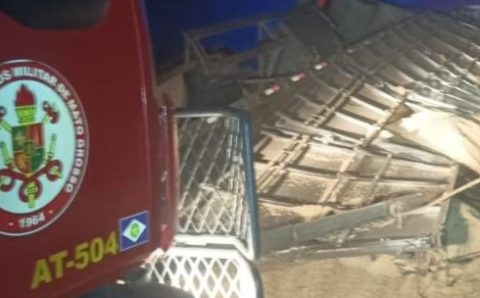 Bombeiros retiram carreta e fazem limpeza da pista após tombamento
