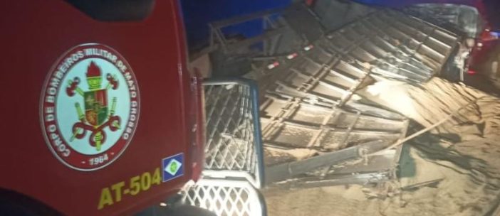 Bombeiros retiram carreta e fazem limpeza da pista após tombamento