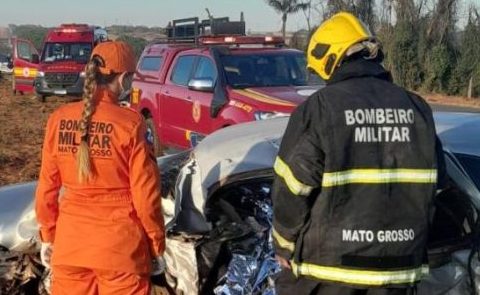 Corpo de Bombeiros presta socorro a vítimas de colisão frontal na BR-163