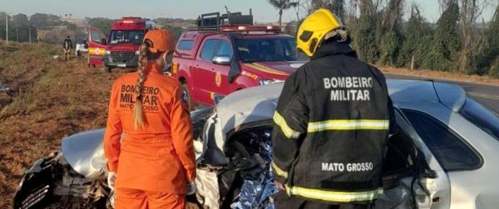 Corpo de Bombeiros presta socorro a vítimas de colisão frontal na BR-163