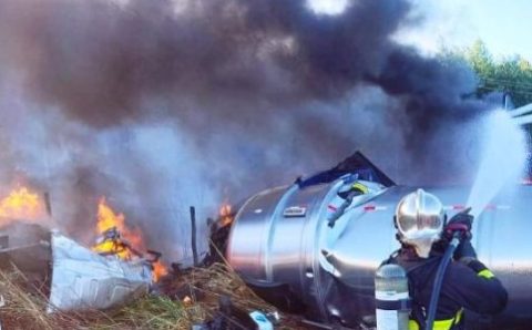 Corpo de Bombeiros combate incêndio após colisão entre carretas na MT-100