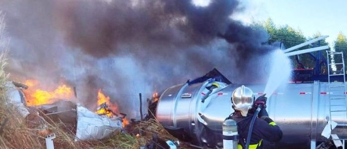 Corpo de Bombeiros combate incêndio após colisão entre carretas na MT-100