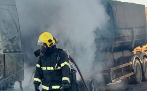 Bombeiros combatem incêndio em carreta na BR-163 em Sinop