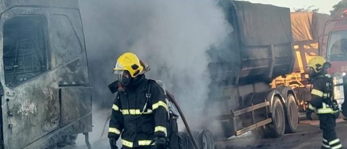 Bombeiros combatem incêndio em carreta na BR-163 em Sinop