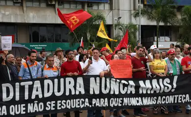 Número de autocracias supera o de democracias no mundo, diz estudo