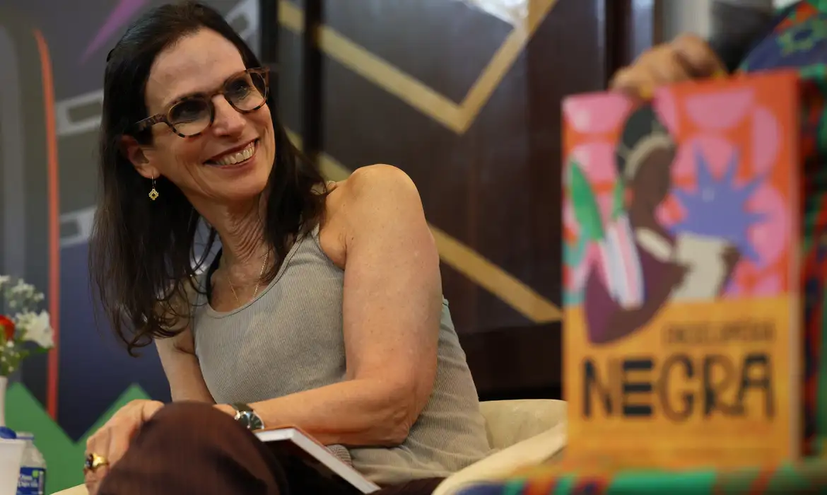 Enciclopédia Negra apresenta personagens negros aos jovens