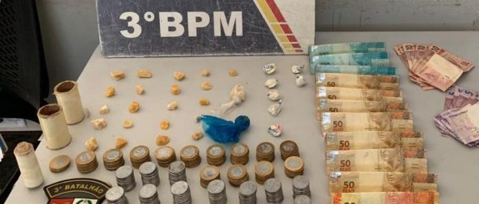 Polícia Militar liberta vítima de cárcere privado e desarticula ponto de venda de drogas