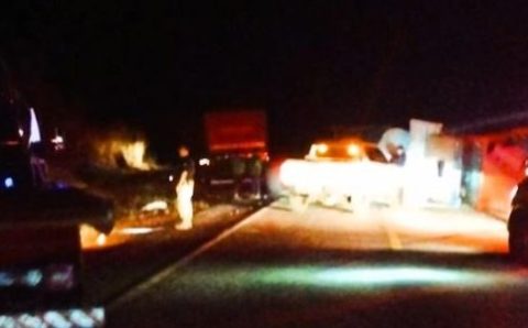 Corpo de Bombeiros socorre condutor após carreta tombar na BR-158