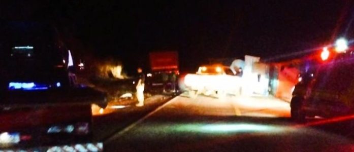 Corpo de Bombeiros socorre condutor após carreta tombar na BR-158