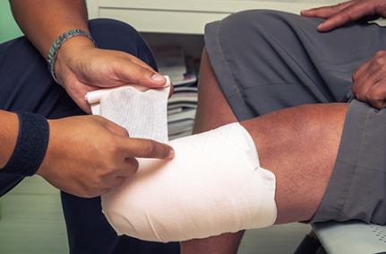 Empresa é condenada a indenizar trabalhador que teve perna arrancada por máquina