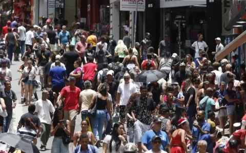 População brasileira chega a 213,4 milhões em julho de 2025