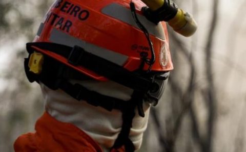 Bombeiros extinguem dois incêndios florestais e combatem outros dois nesta terça-feira (5)