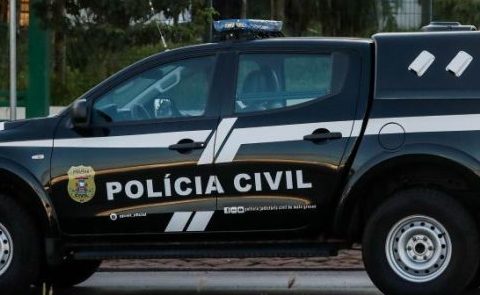 Polícia Civil prende homem em flagrante no momento em que agredia mulher em praça pública
