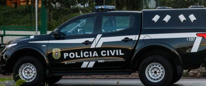 Polícia Civil prende homem em flagrante no momento em que agredia mulher em praça pública