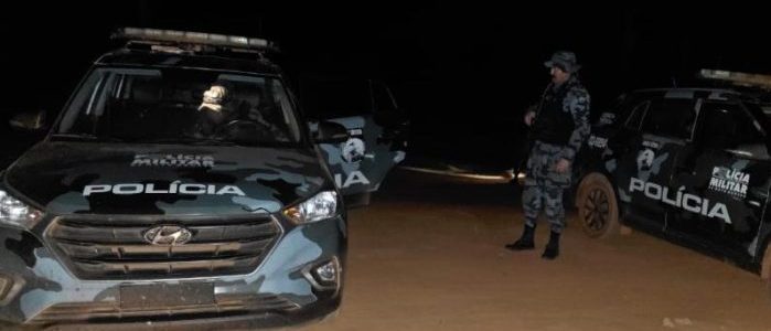 Forças de segurança localizam veículo usado em assalto; 100 policiais fazem cerco a criminosos