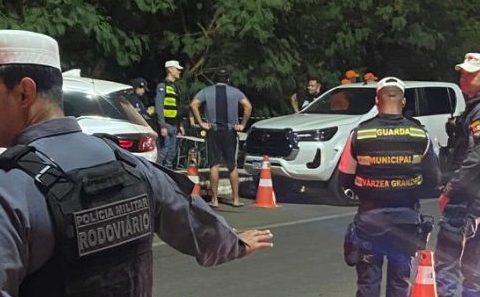 Operação Lei Seca resulta na prisão de dois condutores embriagados e remoção de 16 veículos