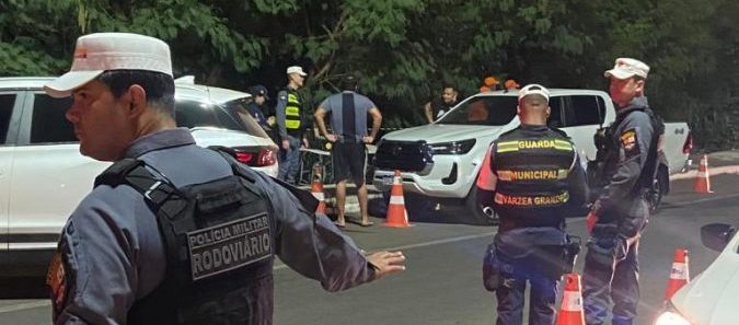 Operação Lei Seca resulta na prisão de dois condutores embriagados e remoção de 16 veículos