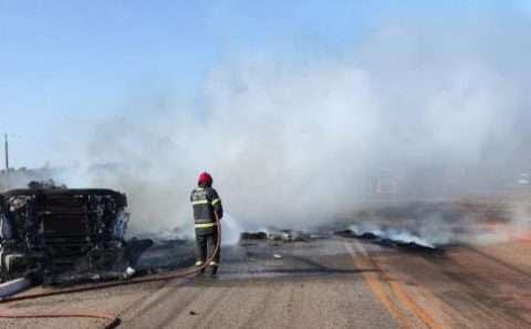 Bombeiros combatem incêndio em carreta tombada na rodovia BR-070
