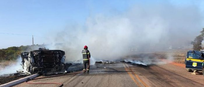 Bombeiros combatem incêndio em carreta tombada na rodovia BR-070