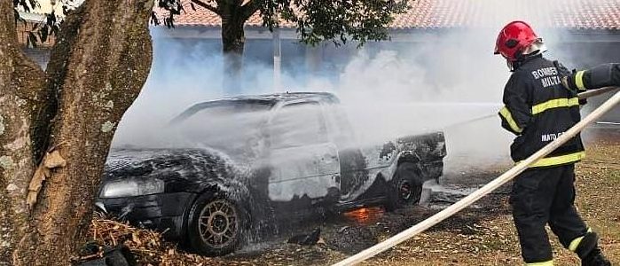 Corpo de Bombeiros controla fogo em veículo no centro da cidade
