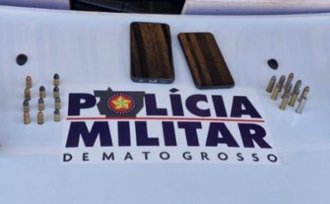 PM prende dois suspeitos por porte ilegal de arma de fogo e recupera moto furtada