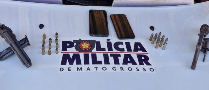 PM prende dois suspeitos por porte ilegal de arma de fogo e recupera moto furtada
