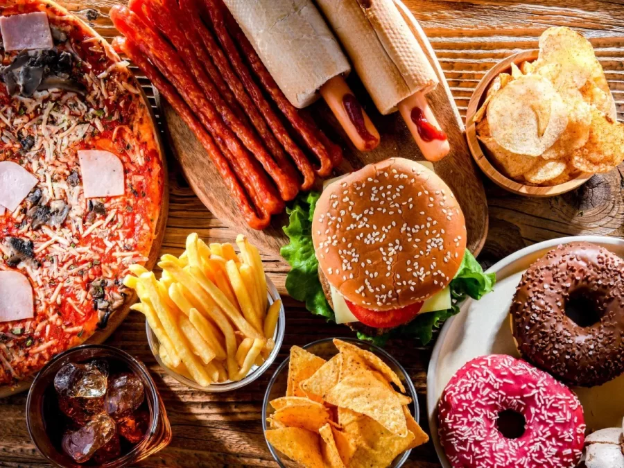 Alimentos ultraprocessados ainda dominam dieta americana, revela estudo