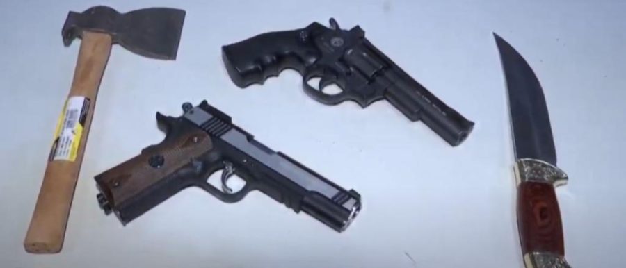 Dois homens são presos em flagrante com simulacros de armas de fogo, faca e machadinha