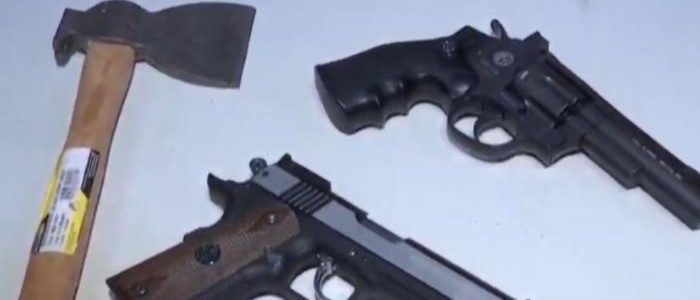 Dois homens são presos em flagrante com simulacros de armas de fogo, faca e machadinha