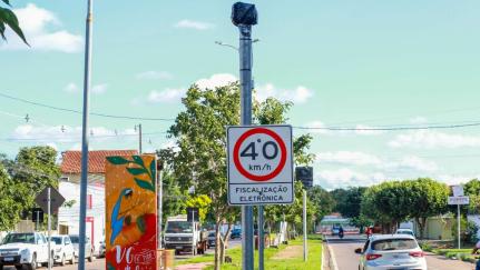 Texto prevê revisão anual de radares e divulgação mensal de multas