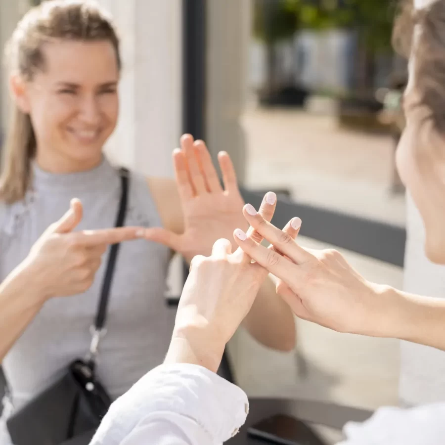 Quer aprender Libras? Plataforma oferece curso on-line e gratuito