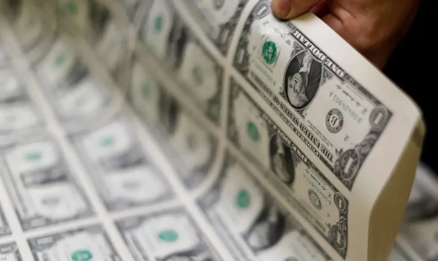 Dólar fecha acima de R$ 5,60 por primeira vez em quase dois meses