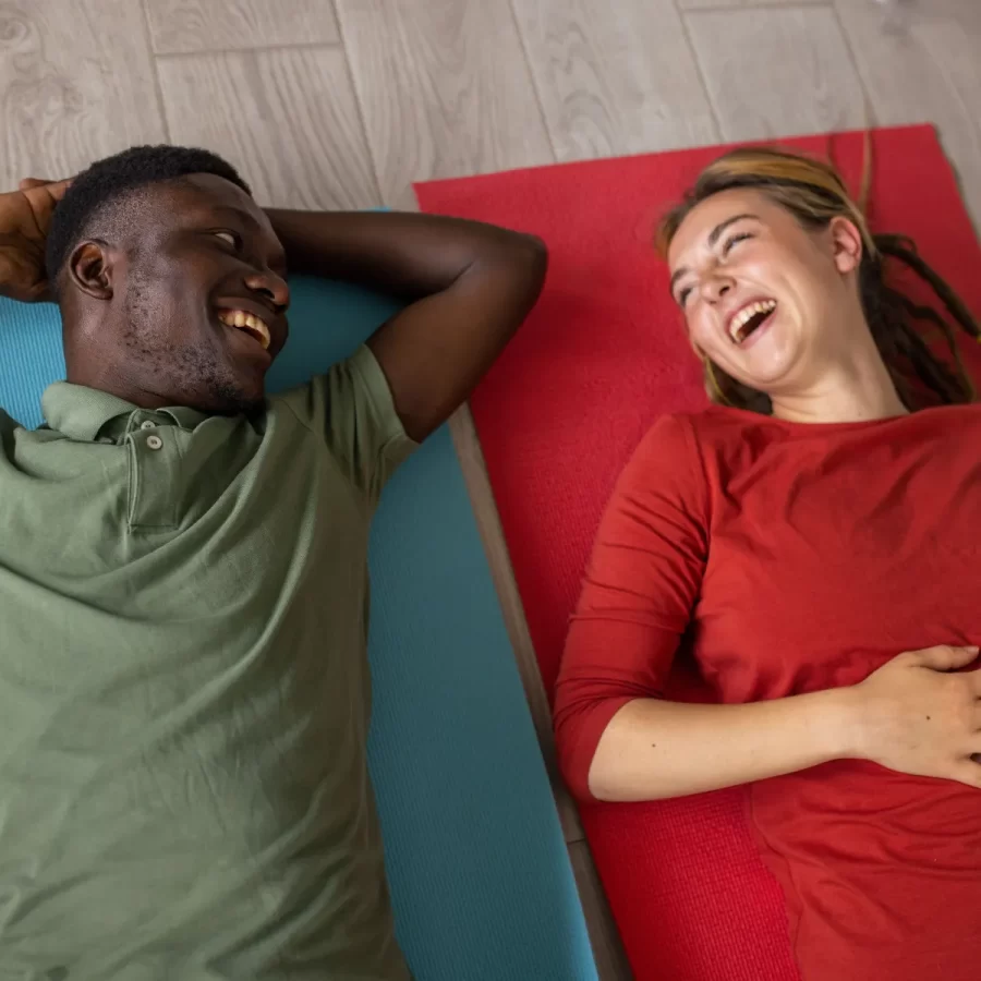 Terapia do riso realmente pode melhorar bem-estar emocional, mostra estudo